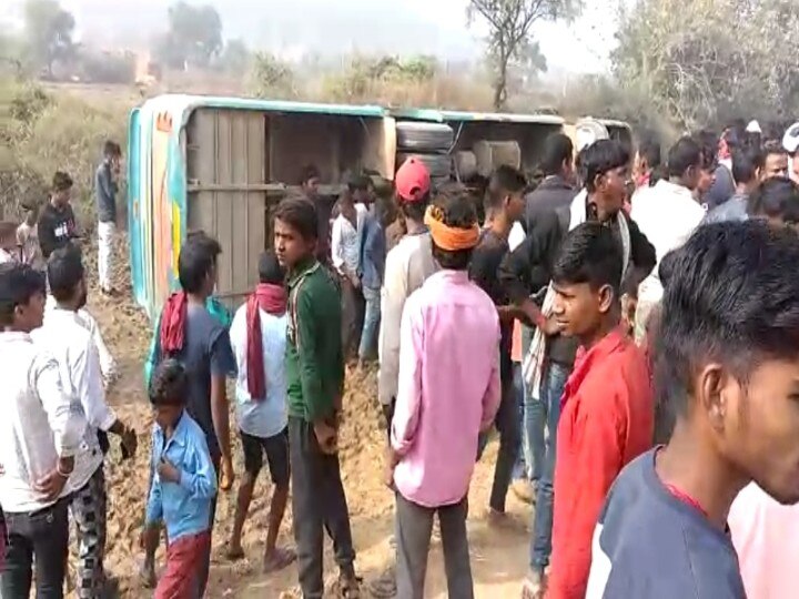 Bihar: Bus overturned in pit in Rohtas, mother-son dead, 6 seriously injured ann बिहार: रोहतास में गड्ढे में पलटी अनियंत्रित बस, मां-बेटे की मौत, 6 लोग गंभीर रूप से घायल