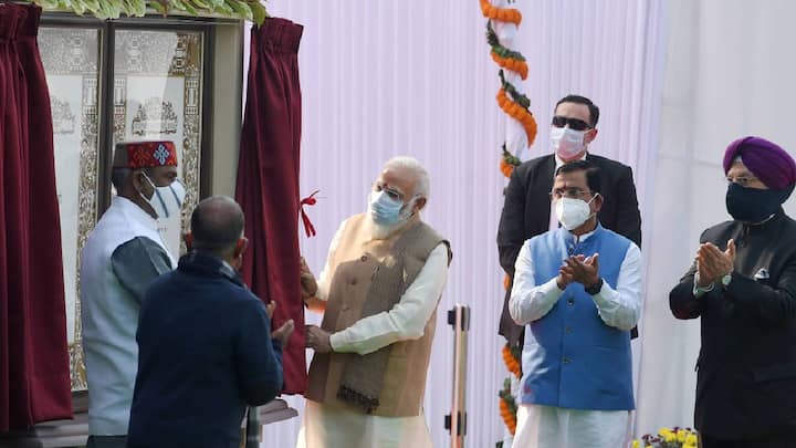   मंत्रालयों को नजदीकी मेट्रो स्टेशन से जोड़ने के लिए भूमिगत मार्ग भी बनाया जाएगा. नई संसद पुरानी से बड़ी होगी और इसका डिजाइन भी काफी अलग रहने वाला है.