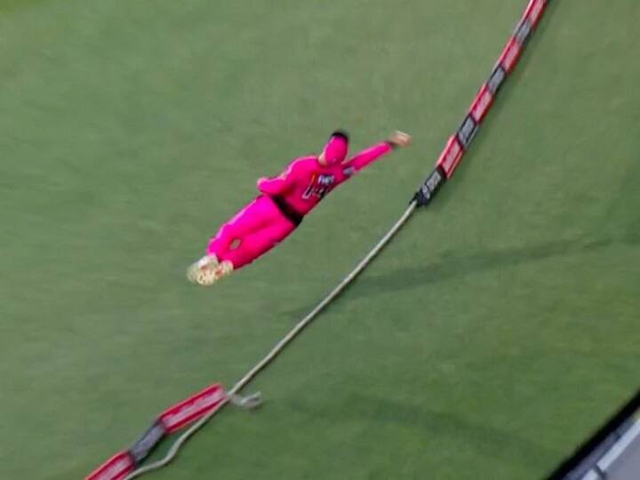 Jordan silk flew like superman, save four runs for his team in BBL 10 रन बचाने के लिए 'सुपरमैन' की तरह हवा में उड़ा खिलाड़ी, वायरल हो रहा है वीडियो