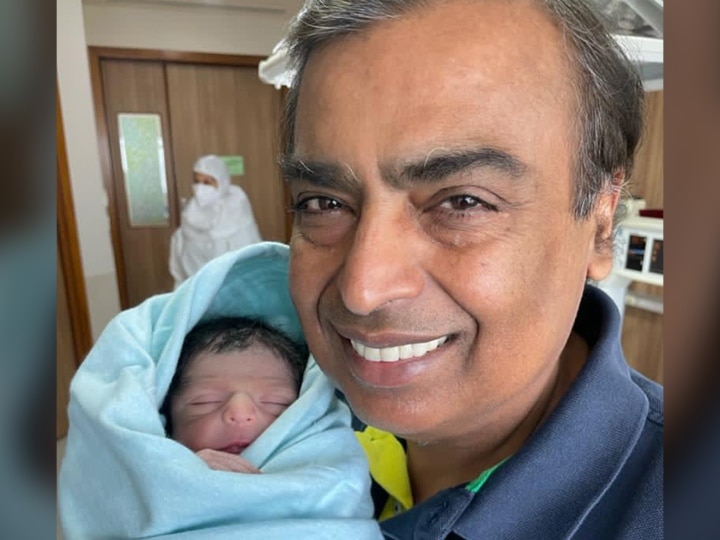 Mukesh Ambani seen with grandson photo of new heir of country's richest family पोते के साथ दिखे मुकेश अंबानी, देश के सबसे अमीर परिवार के नए वारिस का फोटो हुआ वायरल
