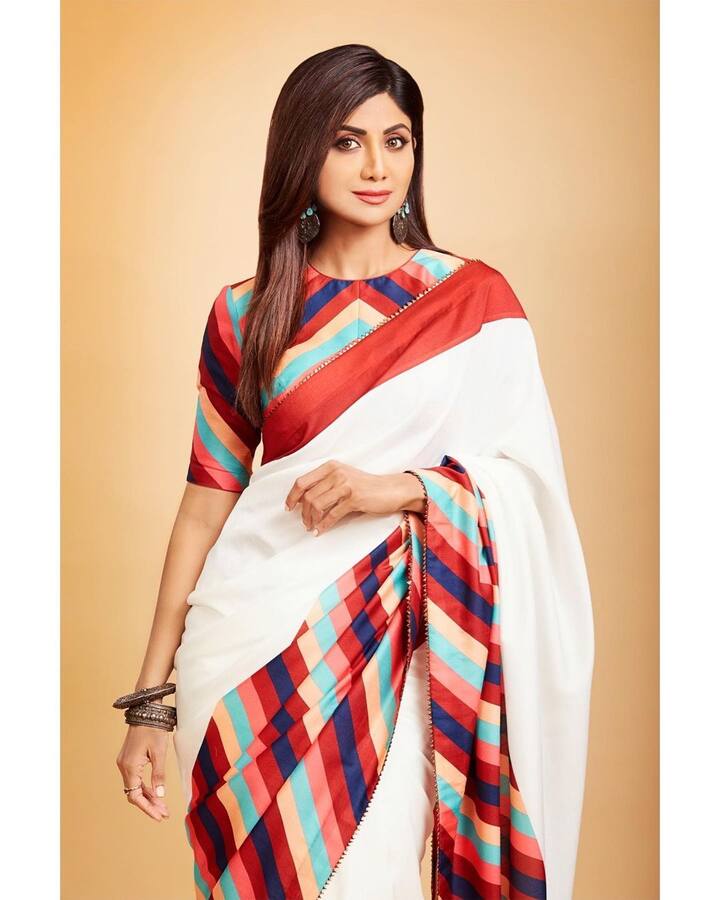 शिल्पा की खास बात है कि वो जितनी खूबसूरत साड़ियां पहनती हैं उन्हें उतनी ही खूबसूरती से कैरी भी करती हैं. जो हर किसी के बस की बात नहीं होती.