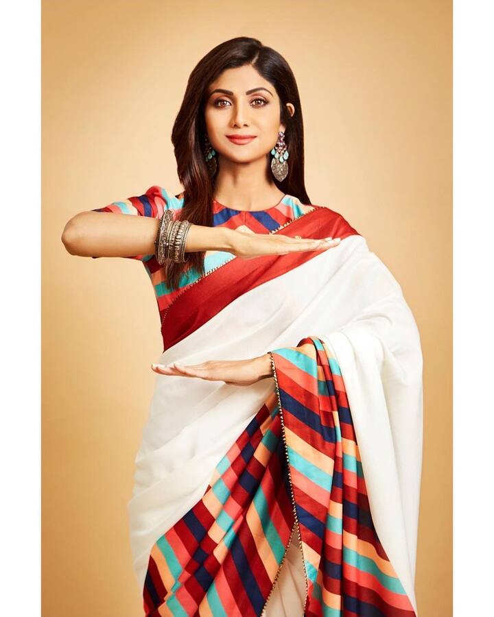 सिर्फ डिज़ाइनर और स्टाइलिश ही नहीं बल्कि ट्रेडिशनल और एथनिक साड़ियां भी शिल्पा के वॉर्डरोब में मौजूद है. कई मौकों पर उन्हें बनारसी सिल्क की साड़ियों में देखा जाता है. जिनमें वो काफी खूबसूरत लगती हैं.