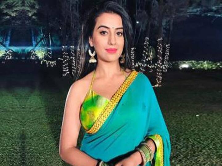 एक्ट्रेस अक्षरा सिंह ने ग्रेजुएशन की हुई है. आपको बता दें, अक्षरा सिंह एक्टिंग के साथ-साथ सिंगर भी हैं. 