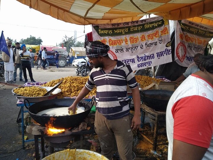 Singhu border farmers movement: Sevadars are giving free food and medicine to the agitators ann सिंघु बॉर्डर किसान आंदोलन: सेवादार दे रहे हैं आंदोलनकारियों को निःशुल्क खाना-पीना और दवाई