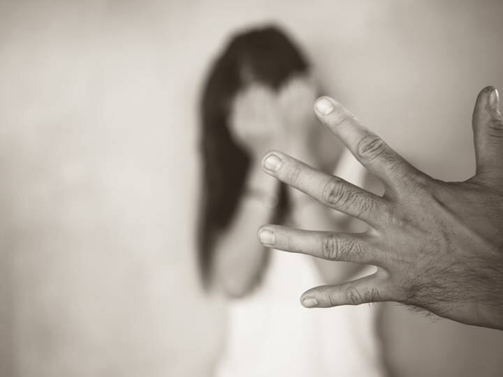 Crime against women in noida police arrested accused of rape who take video share on social media Noida: रेप का वीडियो बनाकर सोशल मीडिया पर किया वायरल, आरोपी यूट्यूबर गिरफ्तार