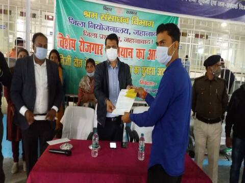 बिहार: डॉक्टरों की हड़ताल से मरीज परेशान, पूरे दिन अस्पताल में इलाज के लिए करते दिखे इंतेजार बिहार: डॉक्टरों की हड़ताल से मरीज परेशान, पूरे दिन अस्पताल में इलाज के लिए करते दिखे इंतेजार
