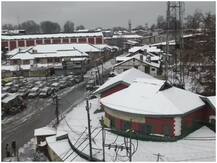 भारी बर्फबारी और भूस्खलन के बाद जम्मू-श्रीनगर राष्ट्रीय राजमार्ग बंद 