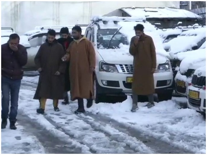 Jammu and Kashmir: Temperature drops in Valley due to rain and snowfall,  Jammu-Srinagar National Highway closed ANN जम्मू कश्मीर: बारिश और बर्फबारी के चलते बढ़ी ठंड, लैंडस्लाइड की वजह से जम्मू-श्रीनगर राष्ट्रीय राजमार्ग बंद