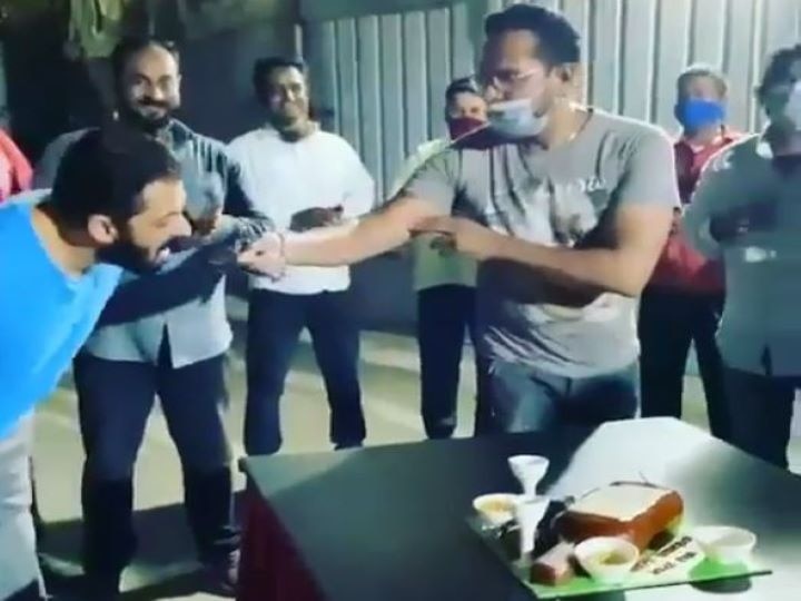 Salman Khan celebrates bodyguard's birthday, seen in funny style while eating cake, watch video सलमान खान ने किया बॉडीगार्ड का बर्थडे सेलिब्रेशन, केक खाने के दौरान मजाकिया अंदाज में आए नजर,  देखें Video