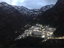 श्री माता वैष्णो देवी की पहाड़ियों पर हुई बर्फबारी, मंदिर परिसर में ठंड बढ़ी