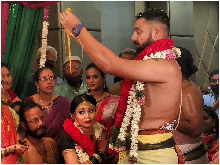 KKR Spinner Varun Chakravarthy Marries His Girlfriend in Chennai see photos video मिस्ट्री स्पिनर वरुण चक्रवर्ती ने गर्लफ्रेंड संग रचाई शादी, सोशल मीडिया पर वायरल हो रहीं तस्वीरें