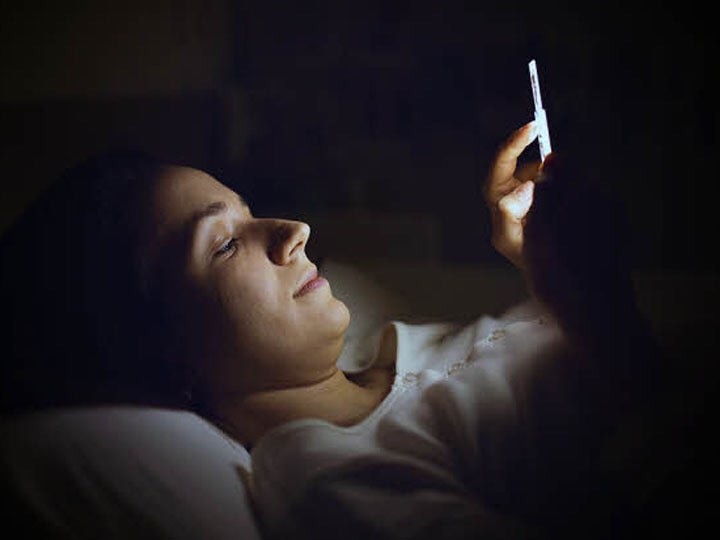 Using Smartphone in night may damage your eyes and disturb your brain too अगर आप भी सोने से पहले स्मार्टफोन का करते हैं इस्तेमाल तो हो जाएं सावधान! पड़ सकता है बुरा असर