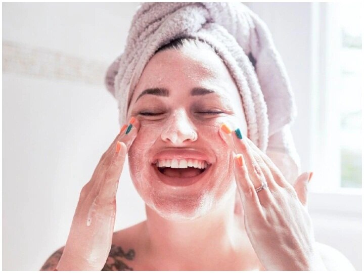 benefits of the Multani Mitti brighter skin organic face mask Face Packs Face Packs: त्वचा के लिए बेहद फायदेमंद है मुल्तानी मिट्टी, जानें इसके लाभ