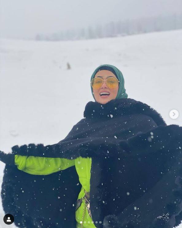 लोग कमेंट कर अलग-अलग प्रतिक्रियाएं दे रहे हैं. सना ने कश्मीर के लिए रवाना होने के साथ ही तस्वीरें साझा की थीं और लिखा था- 