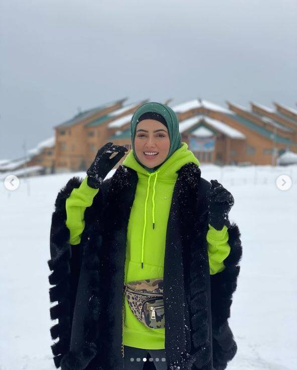 सना जब जम्मू एयरपोर्ट पर पहुंची थीं तो उनका कोविड-19 टेस्ट हुआ था. जिसका वीडियो एक्ट्रेस ने अपने इंस्टाग्राम अकाउंट पर शेयर किया था