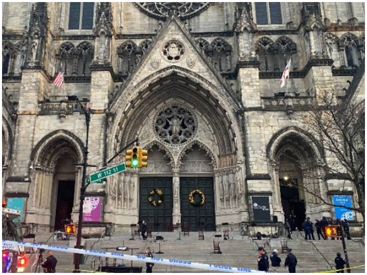 New York: Gunman killed by police after he attacked crowds watching carol-singing outside the Cathedral of St John the Divine in Manhattan न्यूयॉर्क: कैरोल-सिंगिंग कॉन्सर्ट में फायरिंग कर रहे शख्स को पुलिस ने मार गिराया