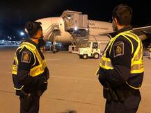 कनाडा पहुंची फ्रीजर में पैक कोरोना वैक्सीन पहली खेप, इस महीने 2.50 लाख लोगों को लगेगा टीका