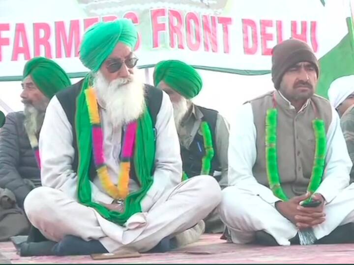 सभी प्रदर्शनकारी किसान संघों के प्रमुख आज भूख हड़ताल पर हैं.