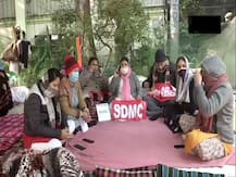 दिल्ली के तीनों नगर निगमों के मेयर का मुख्यमंत्री आवास के बाहर प्रदर्शन जारी, 13000 करोड़ के बकाए की मांग