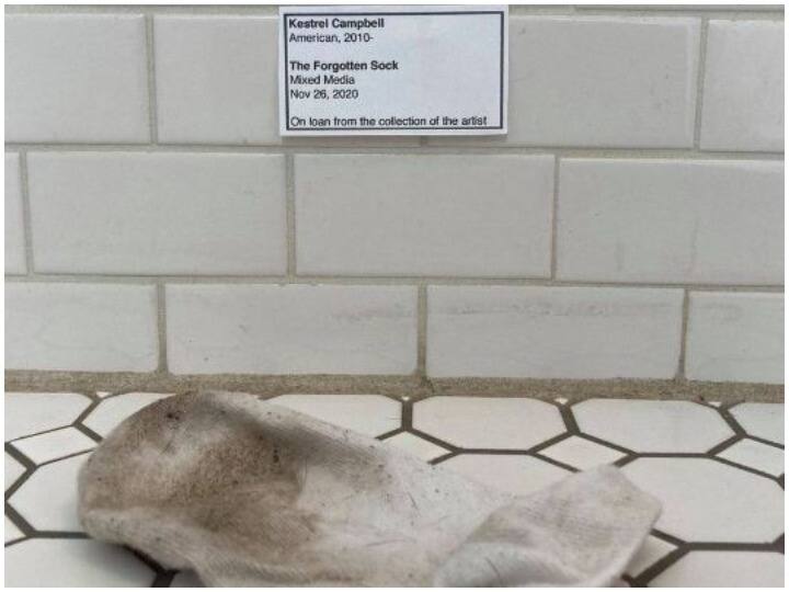 जब बेटी के गंदे पड़े मोजे को मां ने आर्ट एग्जीबिशन में बदल दिया America: When daughter's soiled socks turned into art exhibition by mother जब बेटी के गंदे पड़े मोजे को मां ने आर्ट एग्जीबिशन में बदल दिया