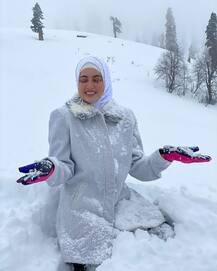 आखिर कौन हैं सना खान, क्यों उनकी शादी और हनीमून की फोटो बटोर रही हैं सुर्खियां