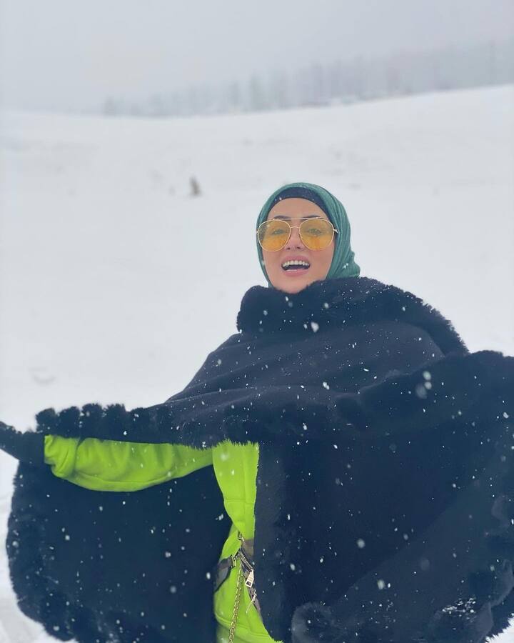 कश्मीर की हसीन वादियों में शौहर मुफ्ती अनस सईद के साथ हनीमून मनाकर सना खान(Sana Khan) हाल ही में लौटी हैं. वो लगातार सोशल मीडिया पर एक्टिव हैं. और जैसे ही अपनी कोई भी तस्वीर शेयर करती हैं उसे वायरल होते देर नहीं लगती हैं. लेकिन अगर आप नहीं जानते कि आखिर सना खान हैं कौन तो चलिए इसका जवाब हम आपको देते हैं. (Photo Credit - Instagram)