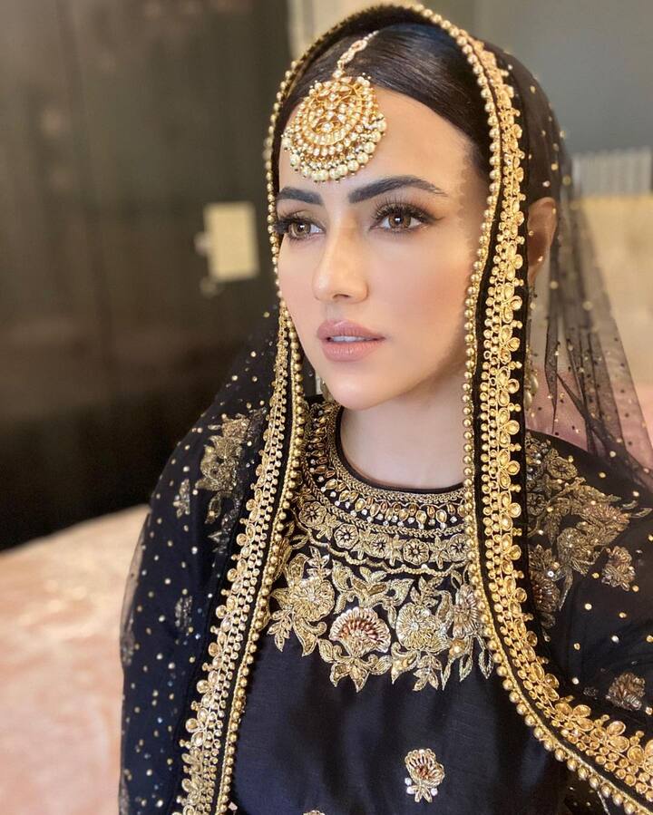 वहीं इससे पहले फरवरी 2019 में ही सना खान कोरियोग्राफर Melvin Louis के साथ अपने रिश्ते को कन्फर्म किया था. लेकिन एक ही साल में यानि फरवरी 2020 में दोनों एक दूसरे से अलग हो गए. इसको लेकर भी सना खान काफी चर्चाओं में आ गई थीं. (Photo Credit - Instagram)