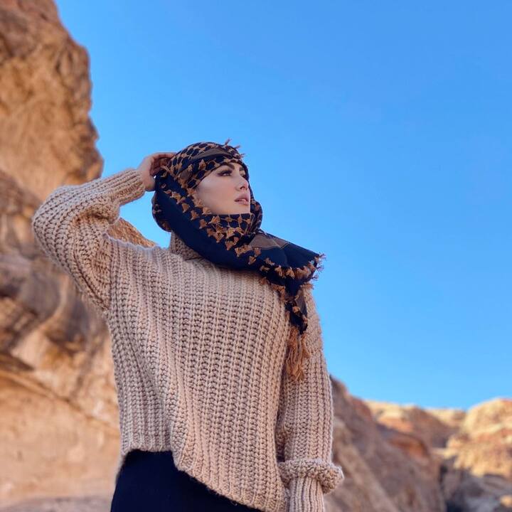 वहीं सना खान के करियर की बात करें तो इंडस्ट्री छोड़ने से पहले तक सना अपने करियर में काफी बिज़ी थीं. लेकिन उन्हें सबसे ज्यादा पहचान मिली एक ब इन्होंने 50 से ज्यादा Advertisement में काम किया है जिसमें कई बड़े ब्रांड शामिल हैं. वहीं एक अंडरवियर की विवादित एड में काम करके वो सबसे ज्यादा चर्चा में बनीं. इस ऐड को सरकार ने बैन तक कर दिया था. (Photo Credit - Instagram)