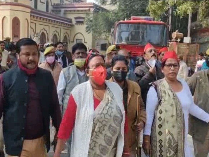 गोरखपुर: कृषि कानून के खिलाफ सपा का जोरदार प्रदर्शन, हल्की नोकझोंक के बाद हिरासत में लिए गए कार्यकर्ता