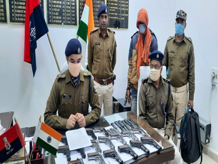 Bihar: Police arrest two arms smuggler in Ara, seized arms ann बिहार: आरा में पुलिस ने हथियारों का जखीरा किया बरामद, दो तस्कर गिरफ्तार