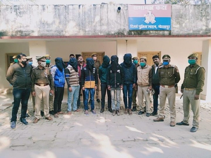 gorakhpur police arrested six criminals three bike and weapons recovered ann  गोरखपुर: पुलिस के हाथ लगी बड़ी सफलता, लूट की योजना बना रहे 6 बदमाश गिरफ्तार, हथियार बरामद