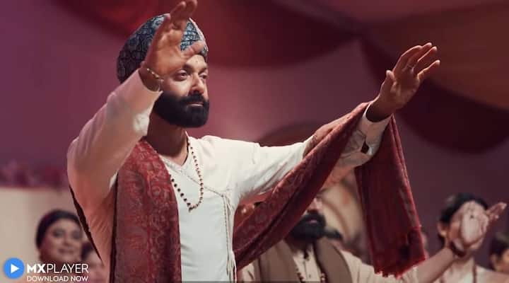 बॉबी देओल स्टारर 'आश्रम' को प्रकाश झा ने डायरेक्ट  किया है. इसके दो सीजन आ चुके हैं. पहला सीजन 28 अगस्त को और दूसरा सीजन 11 नवंबर को एमएक्स प्लेयर पर स्ट्रीम हुआ. सीरीज को काफी सराह गया. 