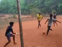 Viral Video: गोलकीपर का अद्भुत कारनामा, गोल बचाकर ऐसे किया लोगों को हैरान