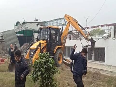 प्रयागराज: अतीक के रिश्तेदार पर कसा प्रशासन का शिकंजा, धवस्त हुआ करोड़ों की लागत से बना गेस्ट हाउस प्रयागराज: अतीक के रिश्तेदार पर कसा प्रशासन का शिकंजा, धवस्त हुआ करोड़ों की लागत से बना गेस्ट हाउस
