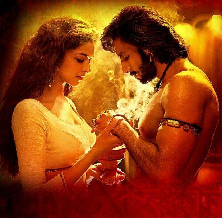 रणवीर सिंह-दीपिका पादुकोण: दोनों की प्रेम कहानी फिल्म 'गोलियों की रासलीला: रामलीला' के सेट पर परवान चढ़ी थी. इस दौरान अंग लगा दे गाने की शूटिंग के दौरान दोनों के बीच प्यार की चिंगारी ऐसी भड़की कि दोनों रिलेशनशिप में आ गए. Pic credit: Instagram