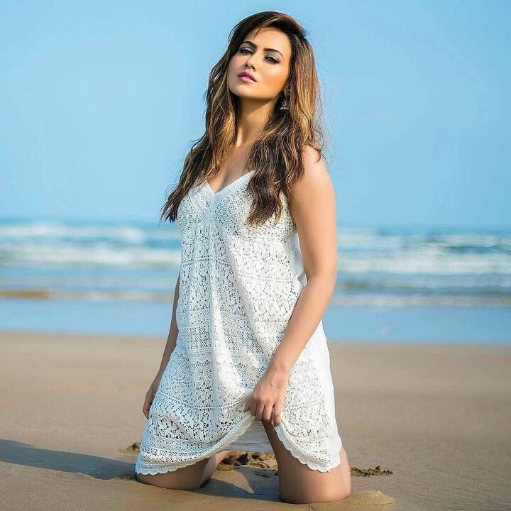 सना की पहली फिल्म बॉक्स ऑफिस पर कुछ ख़ास जलवा नहीं दिखा सकी थी. इसके बाद सना ने ना सिर्फ हिंदी बल्कि साउथ सिनेमा में भी हाथ आजमाना शुरू कर दिया था. Pic credit: Instagram