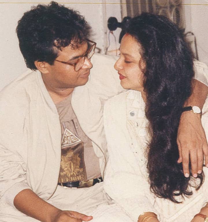 रेखा ने 1990 में बिजनेसमैन मुकेश अग्रवाल से शादी की थी जो कि लंबी नहीं टिक पाई और चंद महीनों में ही टूट गई. उनकी शादी महज़ सात महीने ही चल पाई और फिर मुकेश ने सुसाइड कर लिया. 
