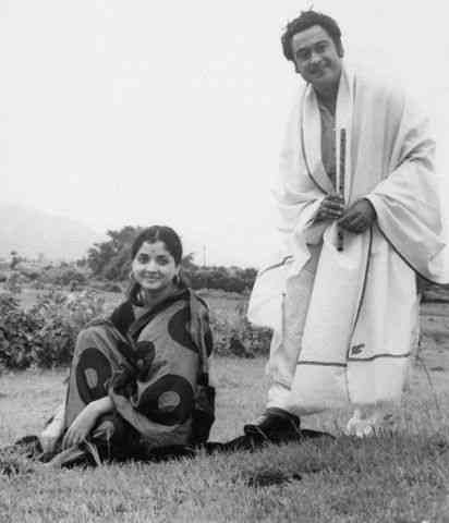 बेहतरीन प्लेबैक सिंगर किशोर कुमार ने योगिता बाली से तीसरी शादी की थी जो कि लंबे समय तक नहीं टिक पाई. दो साल में ही इनका तलाक हो गया था जिसके बाद किशोर दा ने लीना चंद्रवर्कर से चौथी शादी की थी.  