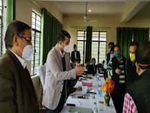 जालौन: समाधान दिवस में डीएम ने हाथ जोड़कर नेताजी से कहा- आइए मेरी कुर्सी पर बैठिए