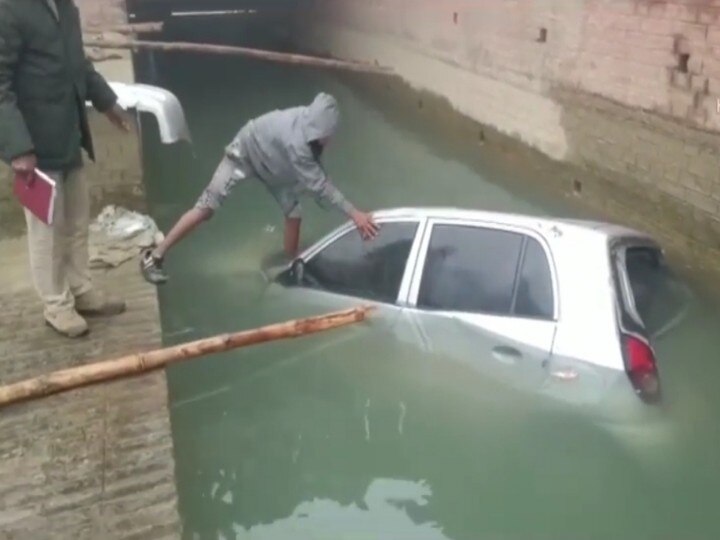 Bihar: driver lost control due to dense fog, drowned car in river ann बिहार: घने कोहरे की वजह से ड्राइवर ने खोया नियंत्रण, नदी में जा गिरी शराब से भरी कार