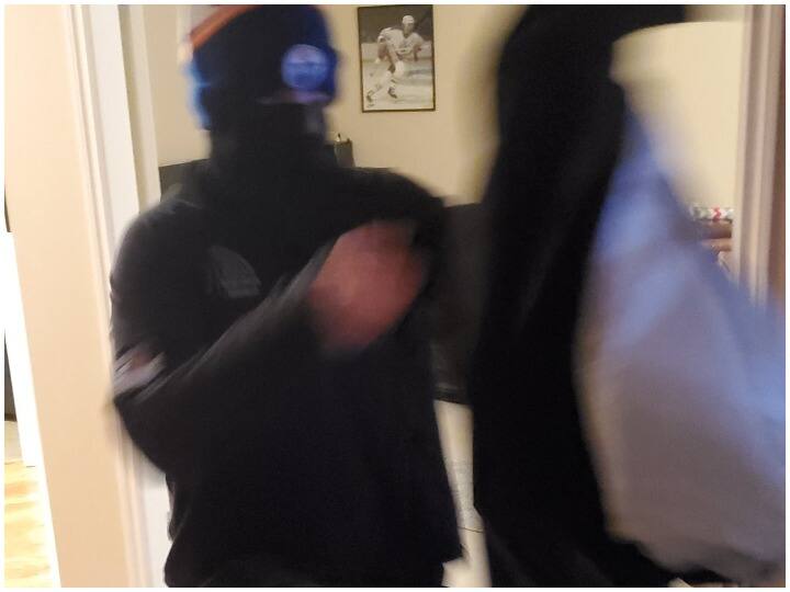 कोविड-19 के नाम पर बैंक डकैती की कोशिश का सनसनीखेज मामला, आरोपी ने बीमारी को बनाया हथियार Bank Robber threatens to infect everyone in bank branch with covid-19 unless they hand over money: Police कोविड-19 के नाम पर बैंक डकैती की कोशिश का सनसनीखेज मामला, आरोपी ने बीमारी को बनाया हथियार