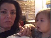 मां ने किया बेटी की अंगुली खाने का नाटक, सच मानकर बच्ची ने किया कुछ ऐसा, देखें मजेदार वीडियो