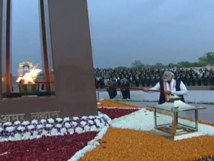 पीएम ने इस मौके पर मशाल जलाया और शहीदों को श्रद्धांजलि दी. उन्होंने कहा कि देश उन महान योद्धाओं का हमेशा याद रखेगा.