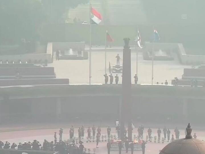 विजय दिवस के अवसर पर राष्ट्रीय तिरंगा भी शान से फहरा रहा था. वहीं, मौके पर हज़ारों की संख्या में लोग मौजूद थे.