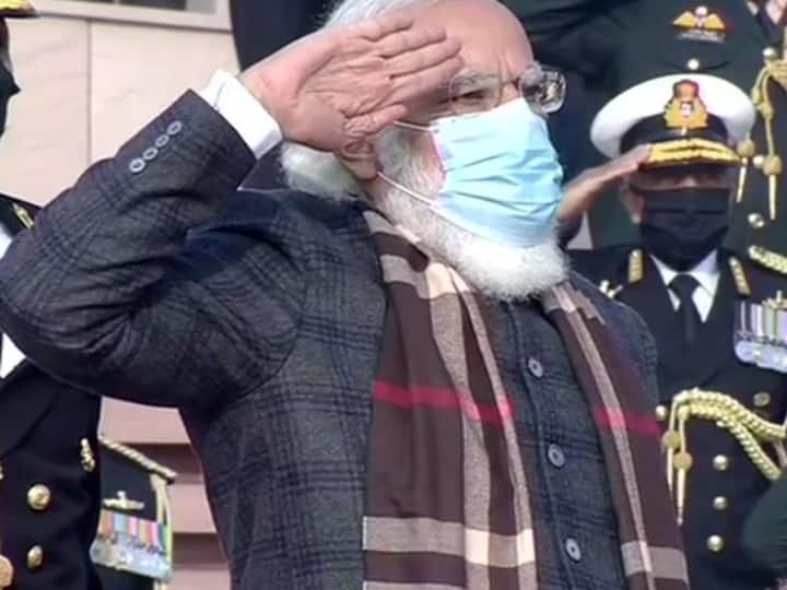 इस मौके पर पीएम मोदी ने शहीदों को सलामी दी और उन्हें नमन किया. उन्होंने कहा कि देश उन वीर जवानों को हमेशा याद रखेगा.