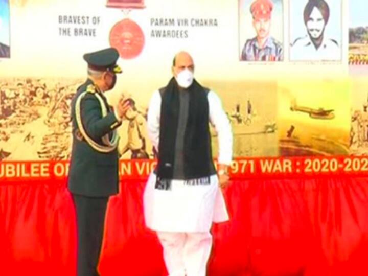 इस मौके पर रक्षा मंत्री राजनाथ सिंह भी मौजूद हैं. इससे पहले रक्षा मंत्रालय ने बयान जारी कर बताया था कि राष्ट्रीय स्मारक पर लगातार जलती रहने वाली ज्योति से चार विजय मशाल प्रज्ज्वलित की जाएंगी.