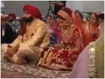फेरों के दौरान दुल्हन ने पीछे से दूल्हे के साथ किया कुछ ऐसा, हंसी से गूज उठा पूरा हॉल - देखें मजेदार वीडियो