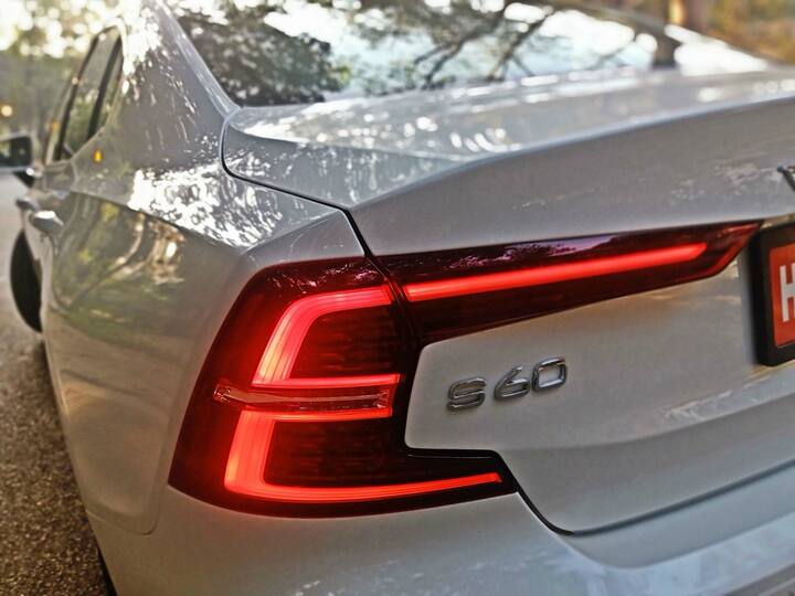 S60 दुनिया भर में कोई डीजल नहीं देता है और भारत के लिए आपके पास केवल T4 टर्बो पेट्रोल हैं. 2.0 टर्बो 190bhp और 320Nm बनाता है. S60 अपने प्रतिद्वंद्वियों की तुलना में S60 एक स्पोर्ट्स सेडान के बजाय एक लक्जरी कार के अधिक होने पर अपना ध्यान केंद्रित करती है. यह 8-स्पीड ऑटोमैटिक के साथ काफी तेज है, लेकिन जोर से धक्का दिए जाने से इंजन थोड़ा शोर करता है और यह पूरी तरह से संचालित होता है एक अच्छे क्रूजर की तरह. इसमें ड्राइव मोड है लेकिन कम्फर्ट मोड सबसे अच्छा है. S60 कुल मिलाकर अधिक आरामदायक और लक्जरी कार है. जैसा कि आप अनुमान लगा सकते हैं कि S60 अपने प्रतिद्वंद्वियों की तरह बनने की कोशिश नहीं कर रहा है और यह अच्छा है क्योंकि यह अपनी बात करता है और यह भीड़ से अलग है. यह उन लोगों के लिए है जो इसकी क्वालिटी या यहां तक कि लक्जरी प्लस सुविधाओं और एक बड़ी लक्जरी कार की भावना को कम कीमत पर पसंद करते हैं.