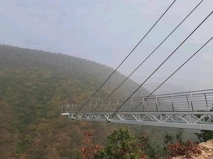 पांच पहाड़ियों से घिरी बिहार के राजगीर की वादियाँ एक ओर जहां कई मनमोहक और ऐतिहासिक धरोहरों को अपनेआप में समेटे है. वहीं, दूसरी ओर राजगीर नए साल में बिहार वासियों को नए-नए सौगात देने वाला है. बिहार के राजगीर में देश का दूसरा और बिहार का पहला ग्लास ब्रिज बन कर तैयार हो चुका हैं.