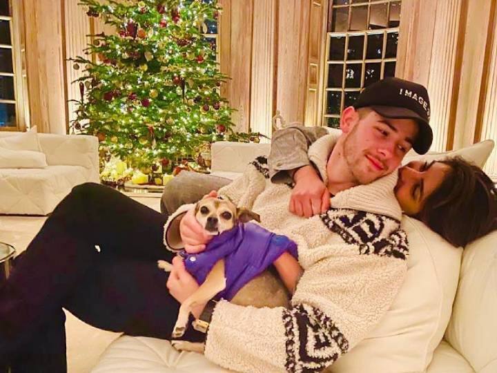 Christmas 2020: क्रिसमस मूड में दिखीं प्रियंका चोपड़ा जोनास, करीबी दोस्त ने गिफ्ट में दिया 'जिंजरब्रेड हाउस' Priyanka chopra enjoy Christmas 2020 gingerbread house with nick jonas Christmas 2020: क्रिसमस मूड में दिखीं प्रियंका चोपड़ा जोनास, करीबी दोस्त ने गिफ्ट में दिया 'जिंजरब्रेड हाउस'